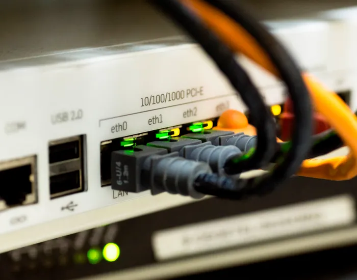 Cableado estructurado de red Ethernet con puertos gigabit y patch cords certificados por Cactelcom