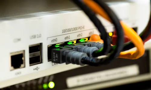 Patch panels Cat 6A y peinado técnico de red corporativa