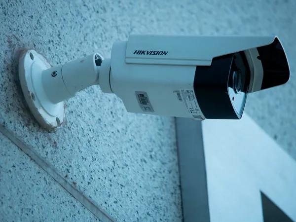 Cámara de seguridad Hikvision IP instalada en exterior por Cactelcom