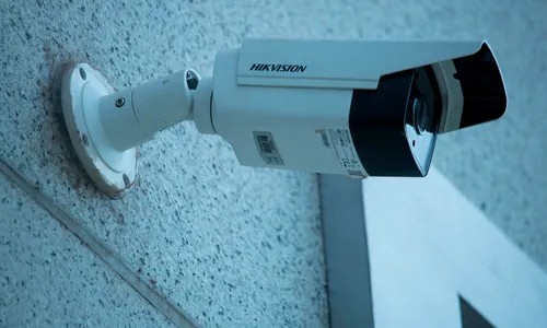 Cámaras de vigilancia domo IP 4K instaladas en condominio