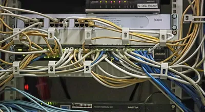 Central telefónica corporativa PBX en rack de telecomunicaciones