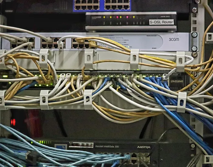 Central telefónica IP y conmutador PBX instalado en rack por Cactelcom