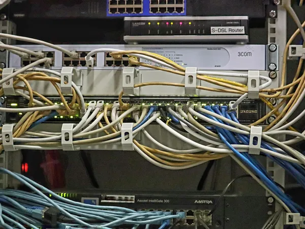 Servidor de central telefónica PBX en rack de telecomunicaciones