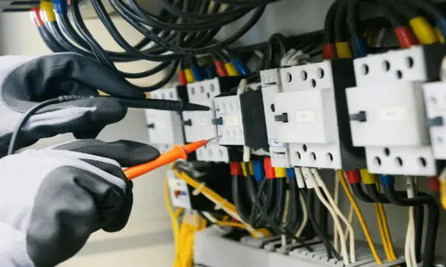 Instalador eléctrico de Cactelcom realizando mediciones con multímetro en tablero