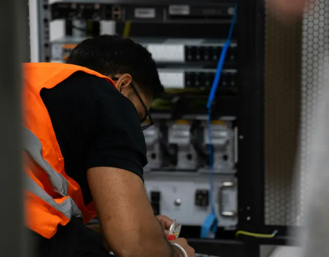 Ingeniero de Cactelcom trabajando en el montaje y certificación de gabinetes y fibra óptica
