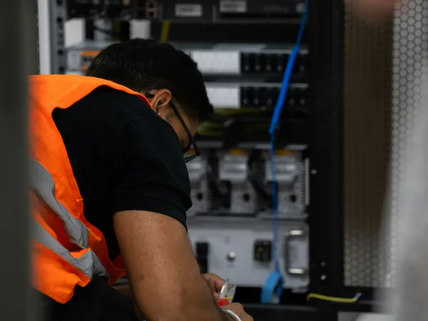 Ingeniero de Cactelcom operando gabinete de telecomunicaciones